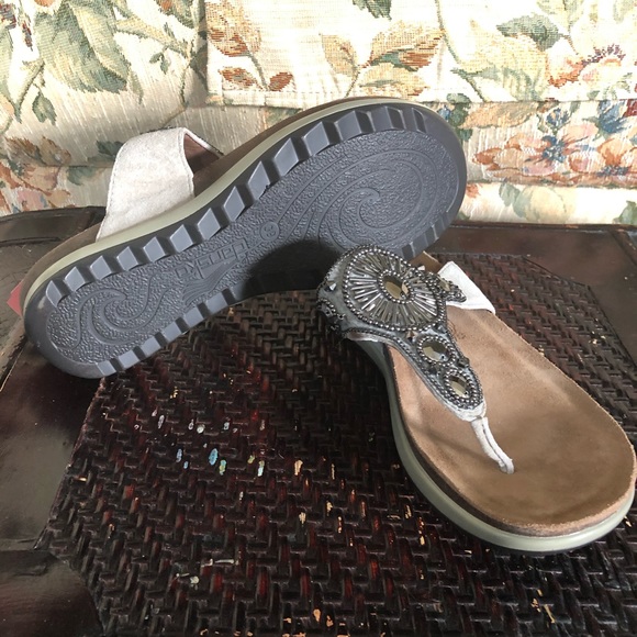 Shoes - Picture 2 of 7